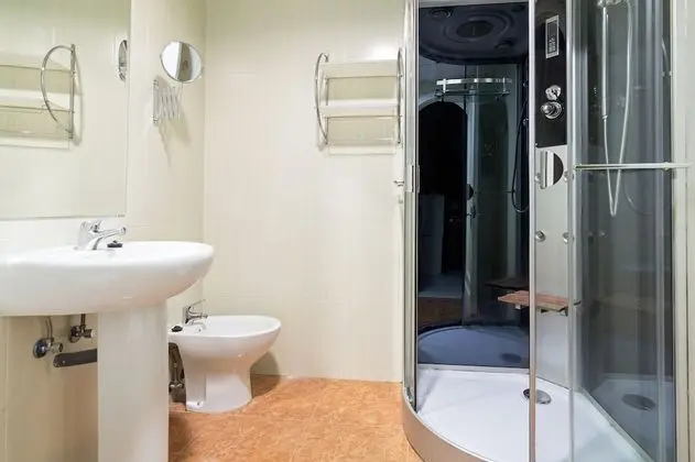 İki Ayrı Yataklı Oda, 1 Yatak Odası, Avlu