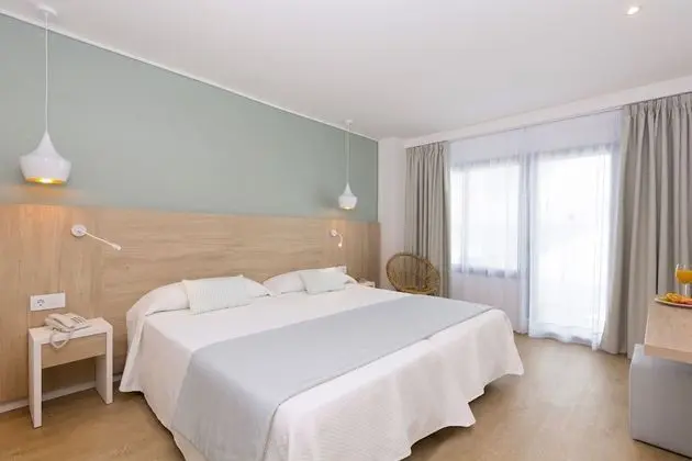 Tek Büyük Yataklı Oda, Balkon, Kısmi Deniz Manzaralı (3 adults)
