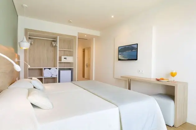 Tek Büyük Yataklı Oda, Balkon, Kısmi Deniz Manzaralı (3 adults)