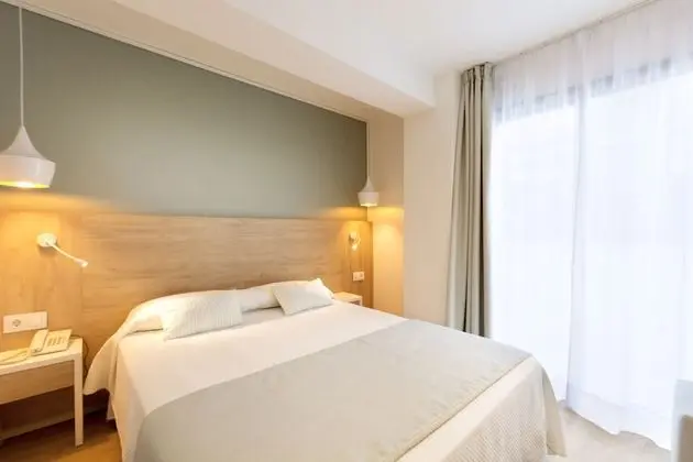 Tek Büyük Yataklı Oda, Balkon, Kısmi Deniz Manzaralı (3 adults)