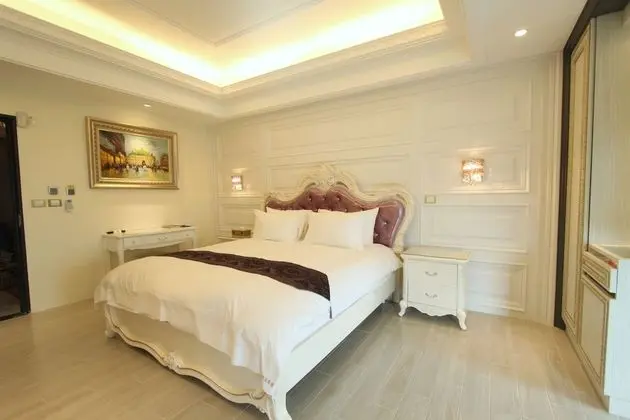 Luxury Tek Büyük Yataklı Oda, 1 En Büyük (King) Boy Yatak, Sıcak Su Havuzu, Şehir Manzaralı