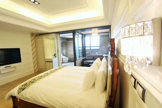 Luxury Tek Büyük Yataklı Oda, 1 En Büyük (King) Boy Yatak, Sıcak Su Havuzu, Şehir Manzaralı