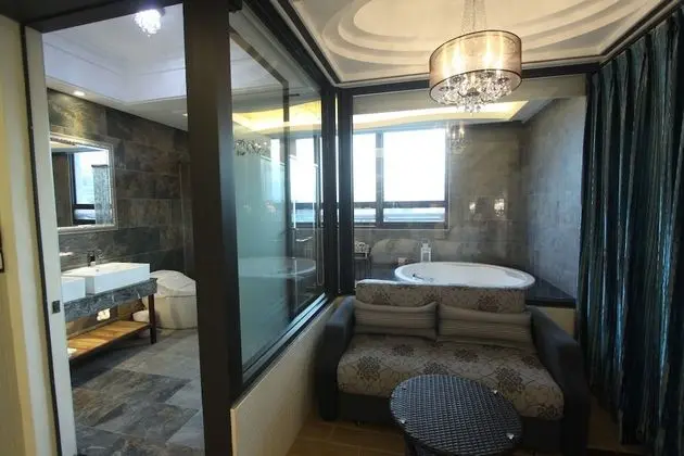 Luxury Tek Büyük Yataklı Oda, 1 En Büyük (King) Boy Yatak, Sıcak Su Havuzu, Şehir Manzaralı