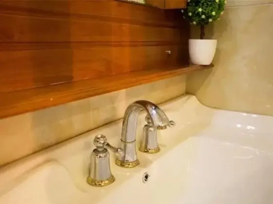 Traditional Tek Büyük Yataklı Oda