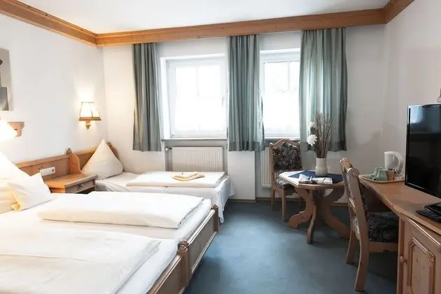 Üç Kişilik Oda (with Shower)