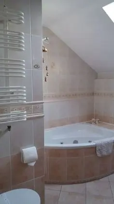 Tek Büyük Yataklı Oda, Sıcak Su Havuzu