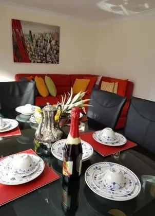Executive Ev, Banyolu/Duşlu (Spacious 5 Bedr Townhouse)