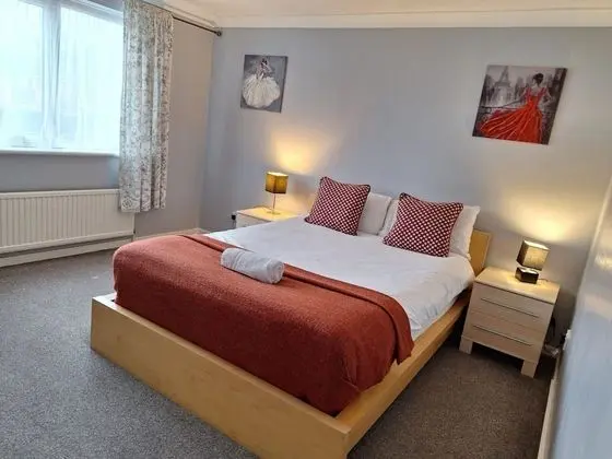 Executive Ev, Banyolu/Duşlu (Spacious 5 Bedr Townhouse)