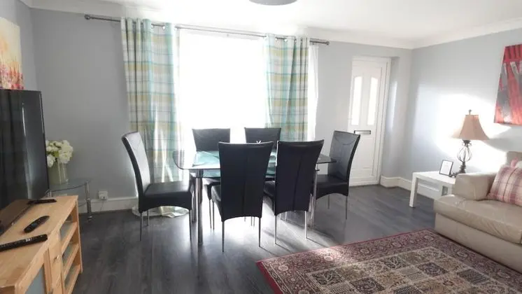 Executive Ev, Banyolu/Duşlu (Spacious 5 Bedr Townhouse)