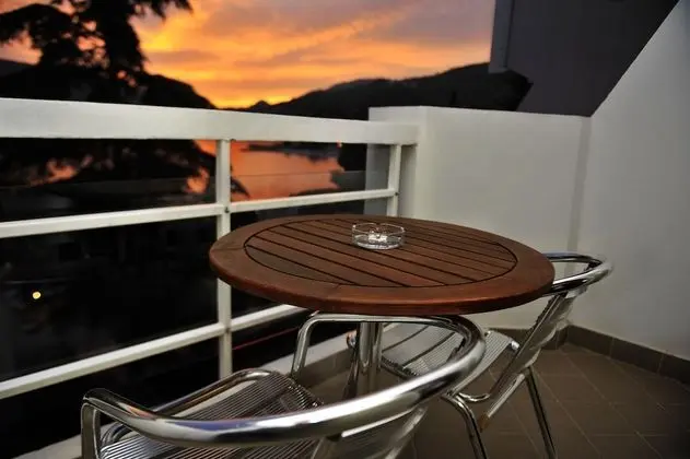 Tek Büyük veya İki Ayrı Yataklı Oda, Balkon