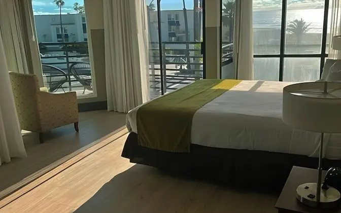 Junior Oda, 1 En Büyük (King) Boy Yatak, Balkon, Okyanusa Sıfır