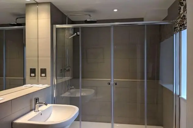 Tek Büyük veya İki Ayrı Yataklı Oda, Banyolu/Duşlu