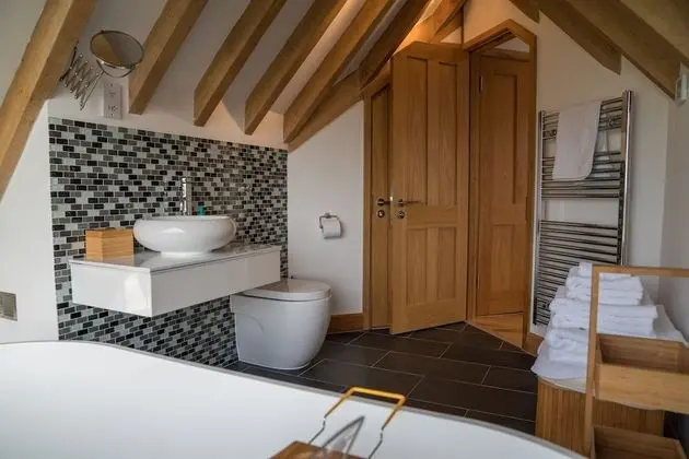 Deluxe Tek Büyük Yataklı Oda, Banyolu/Duşlu (With free-standing bath)