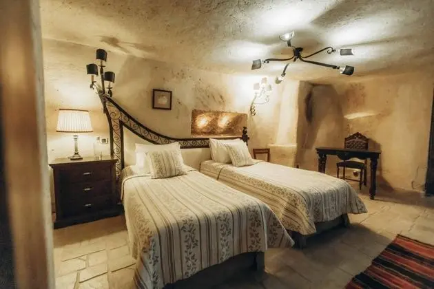 Deluxe Cave