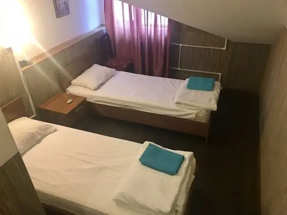 Tek Büyük veya İki Ayrı Yataklı Oda, 2 Tek Kişilik Yatak, Sigara İçilmez