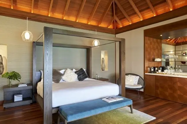 Lagoon Bungalow with Pool