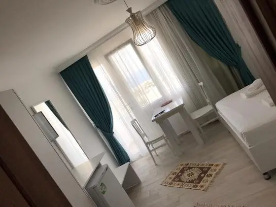 Çift Kişilik, Deniz Manzaralı