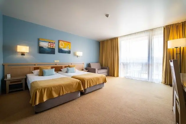 Tek Büyük Yataklı Oda, Balkon, Kısmi Deniz Manzaralı