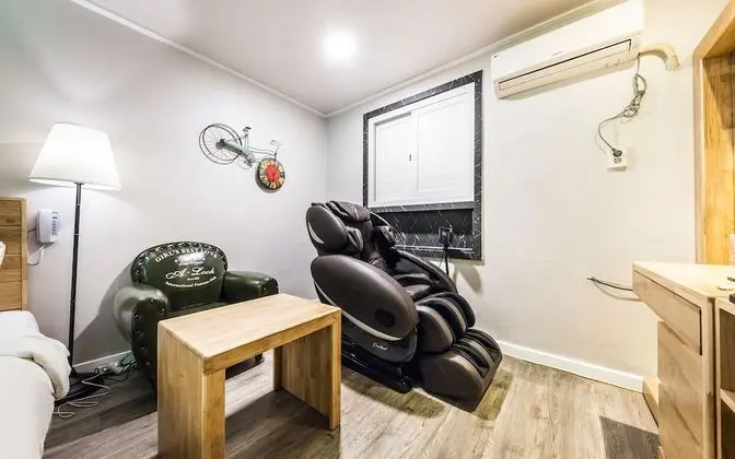 Oda (Massage Chair Room (Bathtub Netflix A)