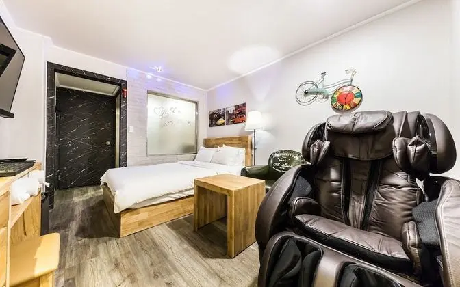 Oda (Massage Chair Room (Bathtub Netflix A)