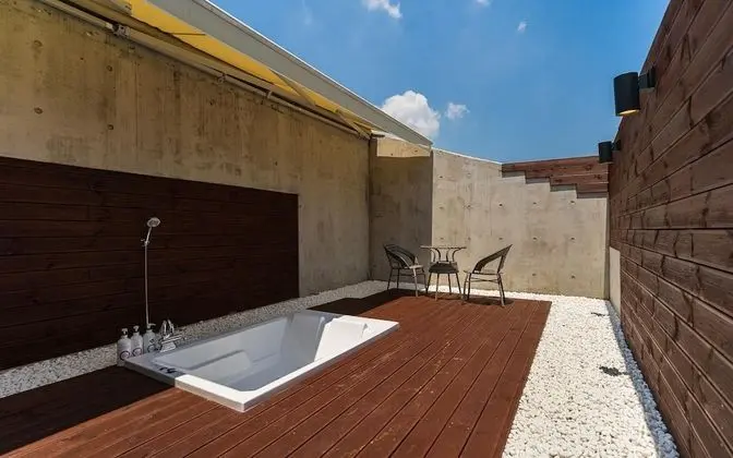 Oda (Rooftop with terrace (UHD Netflix 2PC)