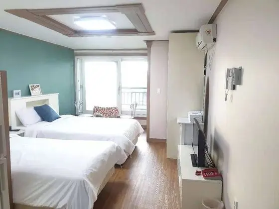 Üç Kişilik Oda (Extra person fee charged on site)