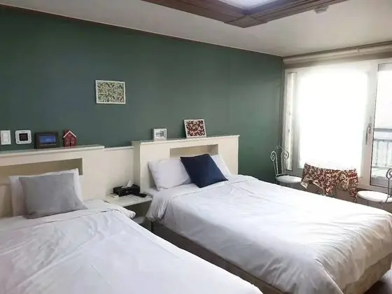 Üç Kişilik Oda (Extra person fee charged on site)