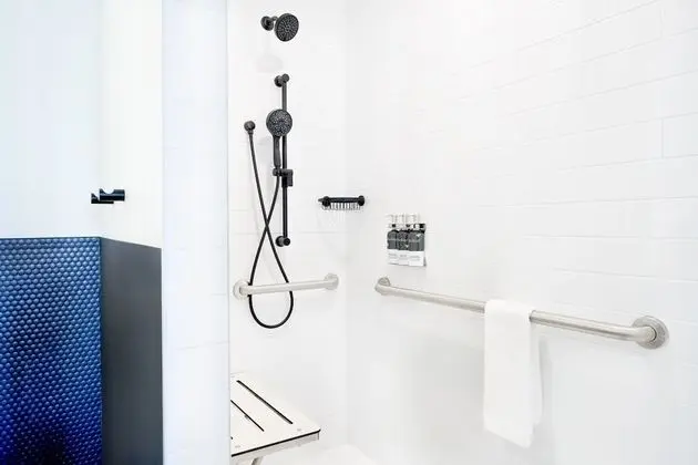 Oda, 2 Büyük (Queen) Boy Yatak, Engellilere Uygun (Roll-in Shower)