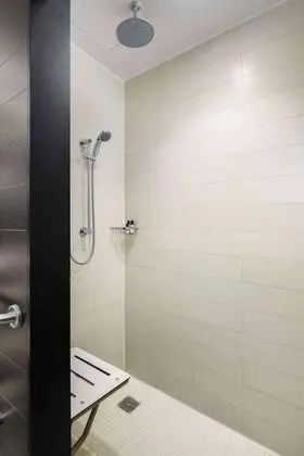 Oda, 1 En Büyük (King) Boy Yatak, Engellilere Uygun (Times Square View, Roll-In Shower)