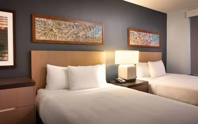 Süit, Köşe (2 Grand Queen Beds and 1 Sofa Bed)