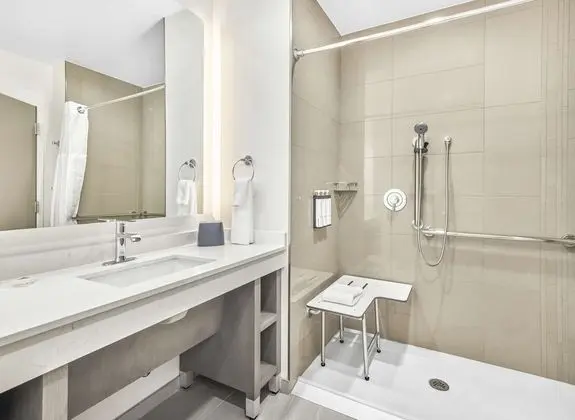 Oda, 1 En Büyük (King) Boy Yatak, Engellilere Uygun (Den, Roll-In Shower)
