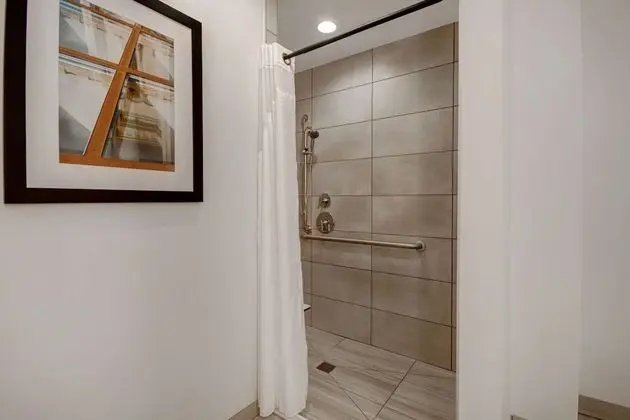 Oda, 2 Büyük (Queen) Boy Yatak, Engellilere Uygun (Roll-in Shower)