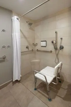 Süit, 1 Yatak Odası, Engellilere Uygun, Mutfak (Roll-In Shower)
