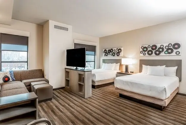 Stüdyo Süit (2 Queen Beds and 1 Sofa Bed)