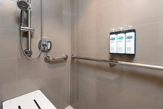Oda, 1 En Büyük (King) Boy Yatak, Engellilere Uygun (Roll-In Shower, Den)