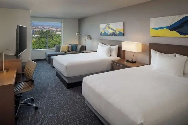 Oda, 2 Büyük (Queen) Boy Yatak