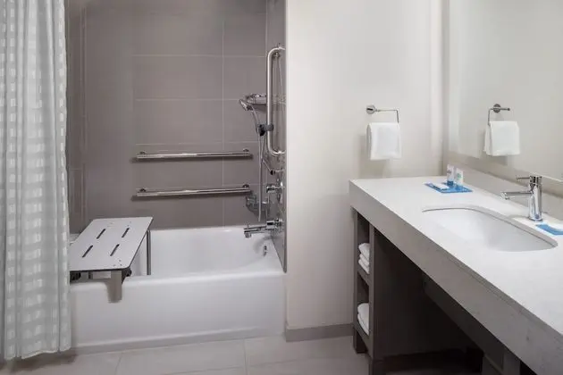 Süit, 1 Yatak Odası, Engellilere Uygun, Mutfak (2 Queen Beds with Sofa Bed, Bathtub)