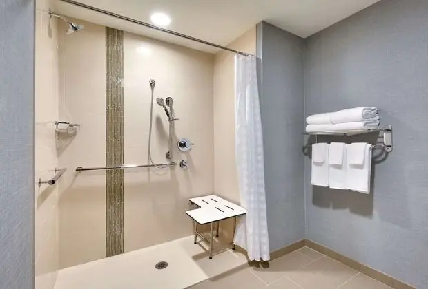 Oda, 1 En Büyük (King) Boy Yatak ve Çekyat, Engellilere Uygun (Shower)