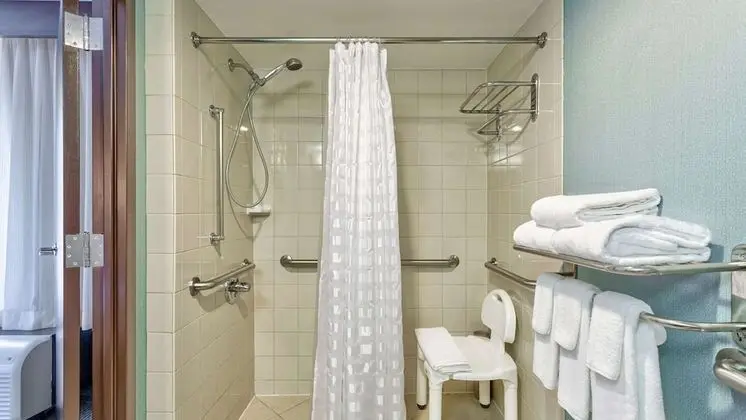 Oda, 1 En Büyük (King) Boy Yatak ve Çekyat, Engellilere Uygun (Mobility Roll in Shower)