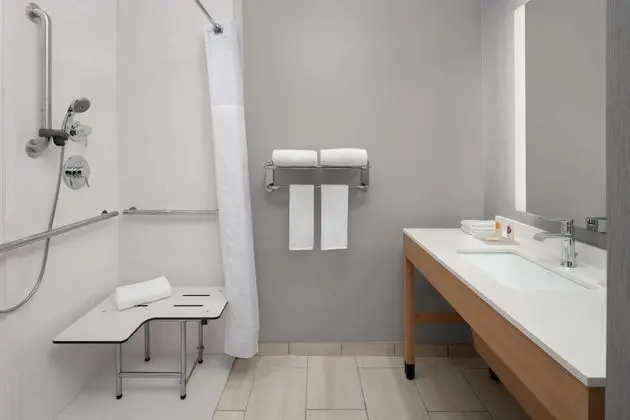 Oda, 1 En Büyük (King) Boy Yatak ve Çekyat, Engellilere Uygun (With Shower)