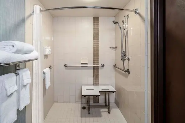 Oda, 1 En Büyük (King) Boy Yatak ve Çekyat, Engellilere Uygun (Mobility Roll in Shower)