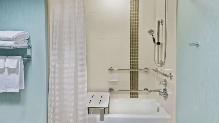Oda, 1 En Büyük (King) Boy Yatak ve Çekyat, Engellilere Uygun, Küvet (With Tub)