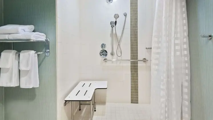 Oda, Birden Çok Yatak, Engellilere Uygun, Küvet (2 Queen and 1 Sofa Bed, With Tub)