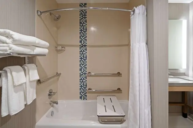 Oda, Engellilere Uygun, Küvet (2 Queen Beds & 1 Sofa Bed)