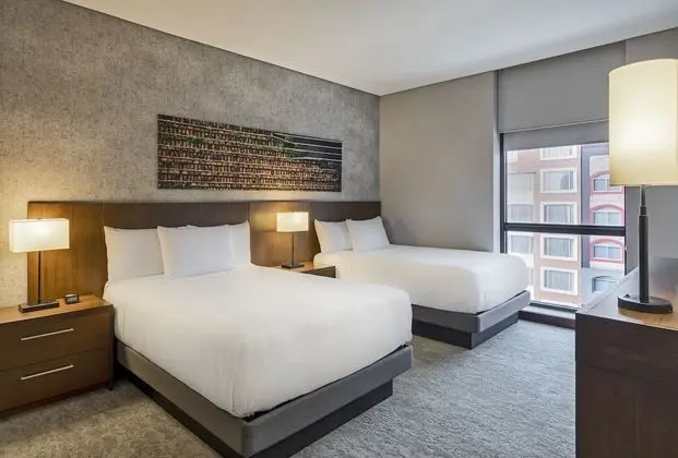 Business Oda (2 Queenbed & 1 Sofabed)