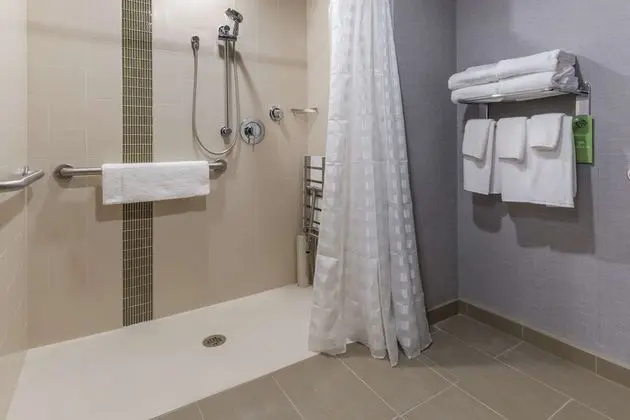 Oda, 1 En Büyük (King) Boy Yatak ve Çekyat, Engellilere Uygun (with Shower)