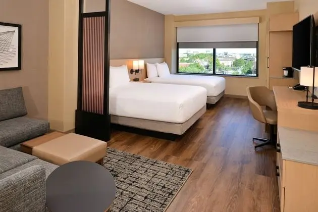 Oda (2 Queen Beds and 1 Sofa Bed)
