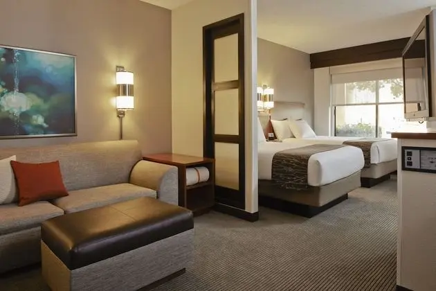 Oda, Engellilere Uygun (2 Queen & 1 Sofa Bed With Shower)