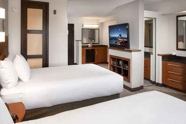 Oda, Birden Çok Yatak (Two Double Beds, High Floor)