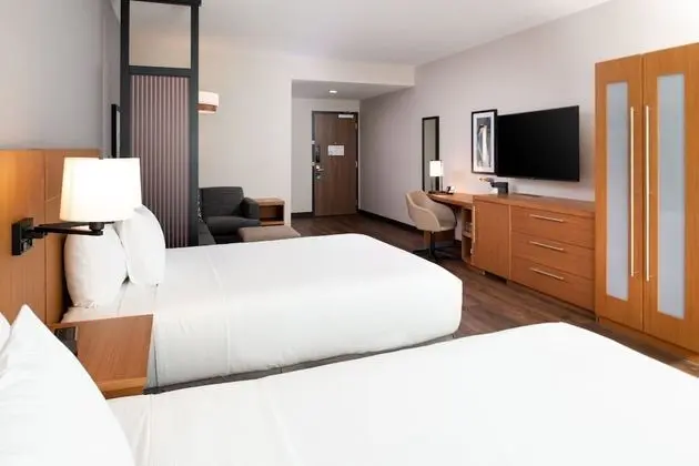 Oda, Engellilere Uygun (2 Queen Beds with Sofa bed, Shower)